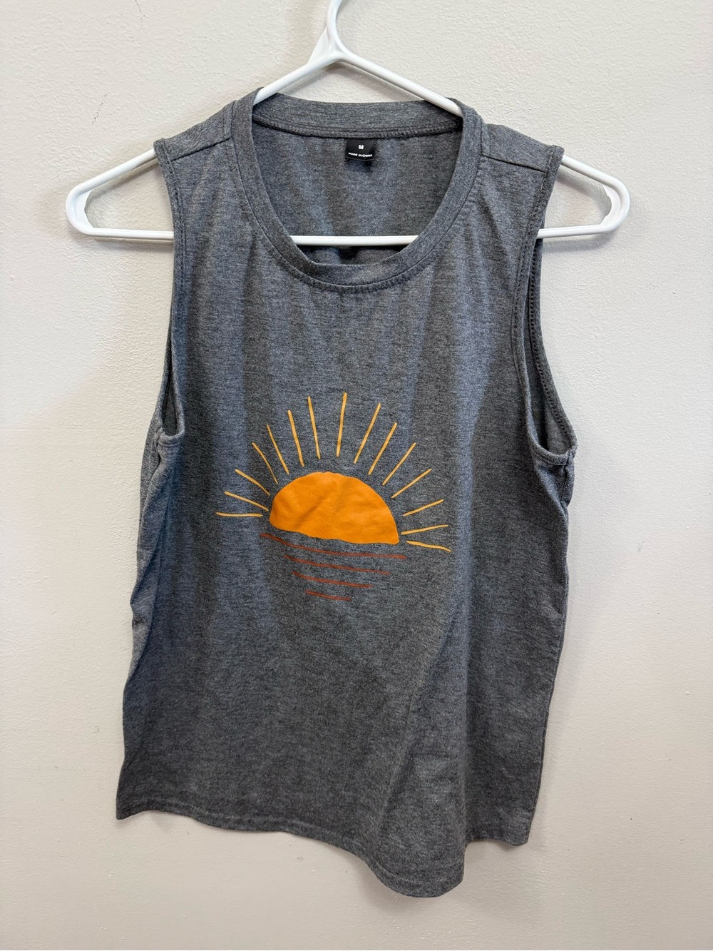 🔥2 for $10🔥 Women’s Gray Sleeveless Graphic Tank with Orange Sun Medium
